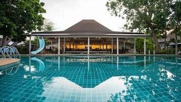 2 restaurants, breakfast, lunch, dinner served; international cuisine