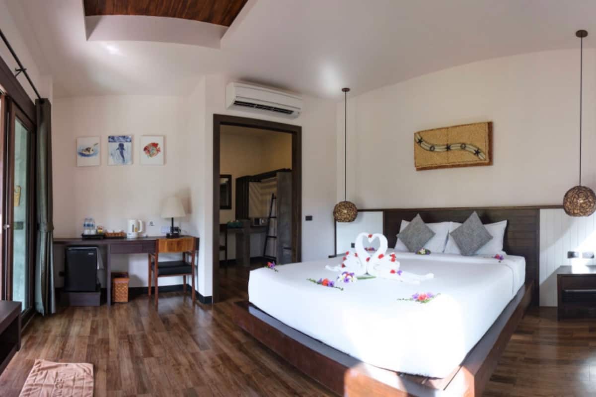 Deluxe Room | 1 bedroom, in-room safe, desk, blackout drapes