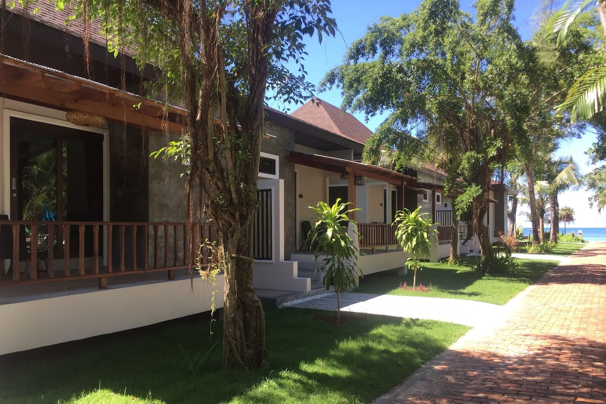 Deluxe Family Room | 1 bedroom, in-room safe, desk, blackout drapes