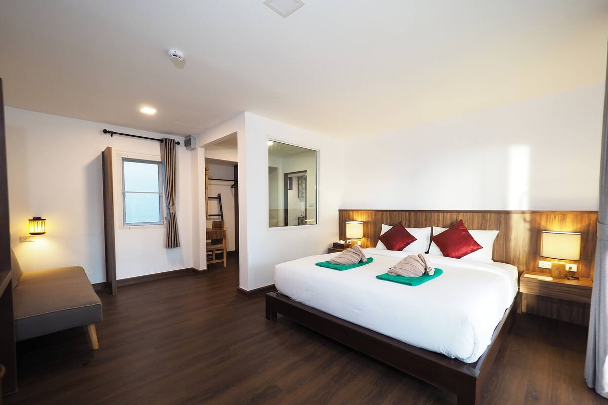 In-room safe, desk, blackout drapes, WiFi (free)