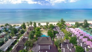 A coastal residential area with houses, a beach, and a clear view of the ocean. - Southern Lanta Resort (Ko Lanta)