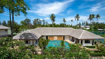 Piscine extérieure, chaises longues