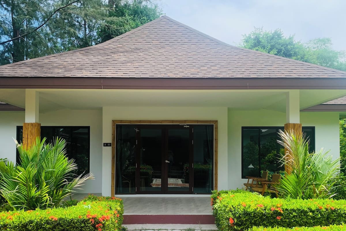 Family House 2 Bedrooms | 1 bedroom, in-room safe, desk, blackout drapes