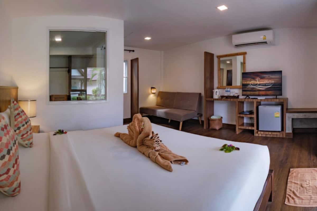 Superior Room, Garden View | In-room safe, blackout drapes, free WiFi, bed sheets