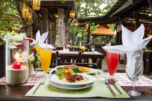 Breakfast, lunch and dinner served - Sunrise Tropical Resort (Krabi)