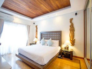 Rom – grand, 2 soverom | Sengetøy av topp kvalitet, minibar, safe på rommet og blendingsgardiner