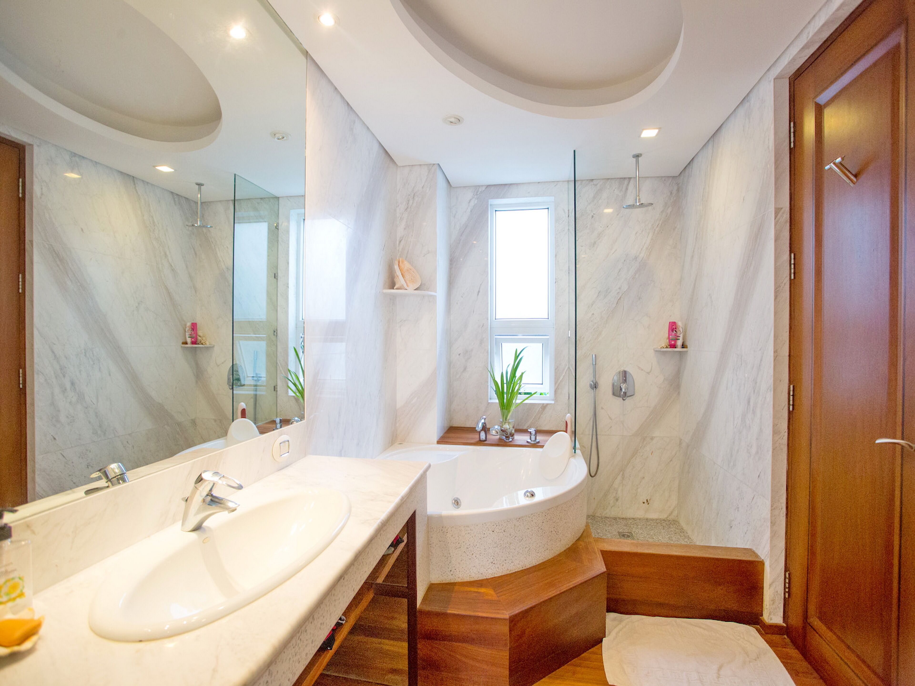 2 Bedroom Grand Suite - Jacuzzi | Bathroom | Shower, free toiletries, hair dryer, bidet