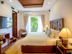 Grand Room, 2 Bedrooms | Peralatan tempat tidur premium, bar mini, peti besi dalam bilik 