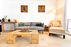 Suite – junior, 1 soverom | Oppholdsområde | En 40-tommers LCD-TV med kabel-kanaler samt TV