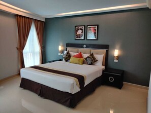 Suite estudio | Caja de seguridad en la habitación y escritorio