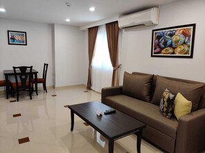 Suite estudio | Caja de seguridad en la habitación y escritorio