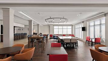 TĂ€gliches groĂes FrĂŒhstĂŒck (9.95 USD pro Person)