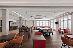 Daily full breakfast for a fee - Hilton Garden Inn Omaha East/Council Bluffs (Council Bluffs)