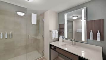 Suite, 1 trĂšs grand lit | Douche de la salle de bain