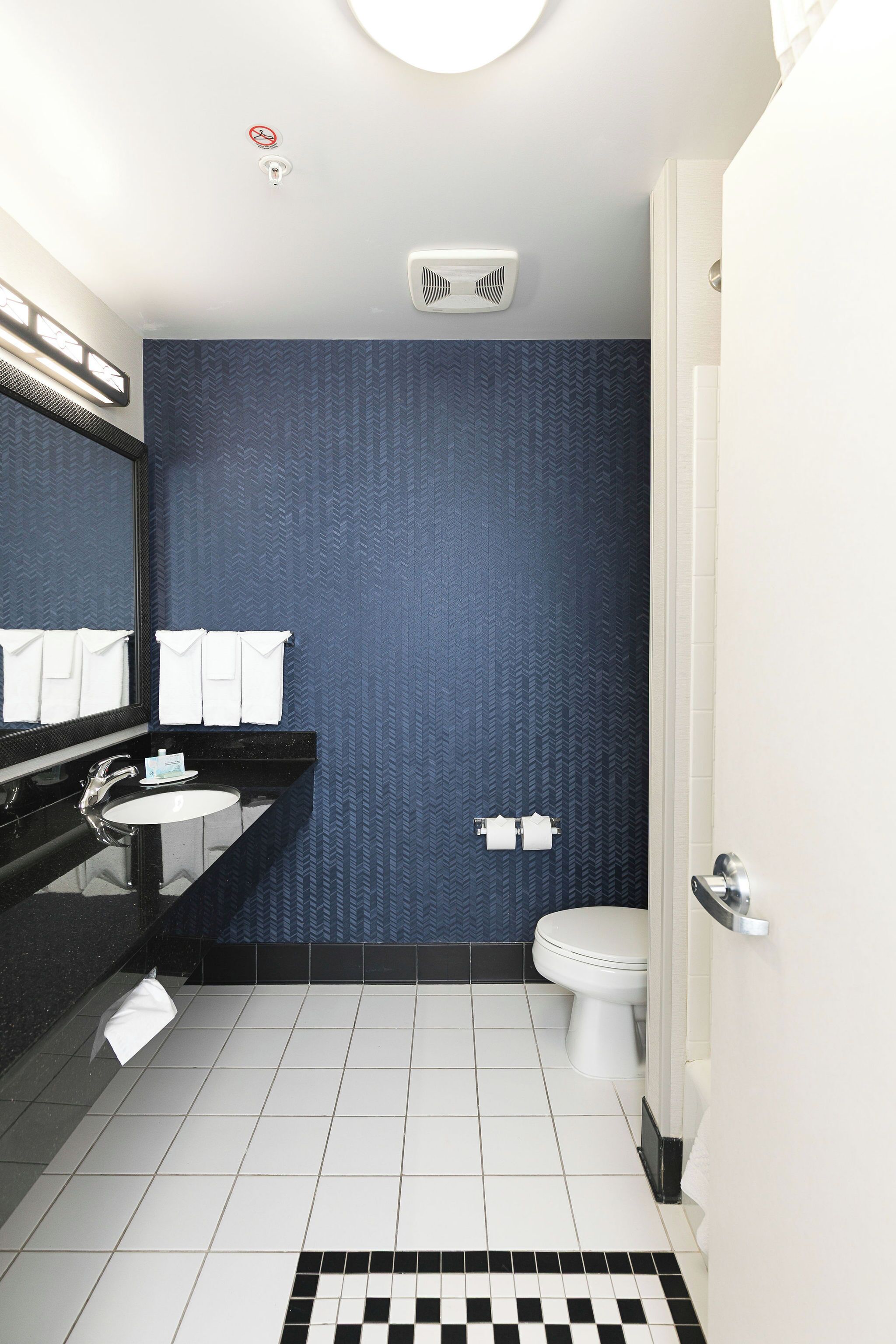 Caja de seguridad en la habitación, muebles diferentes y escritorio 