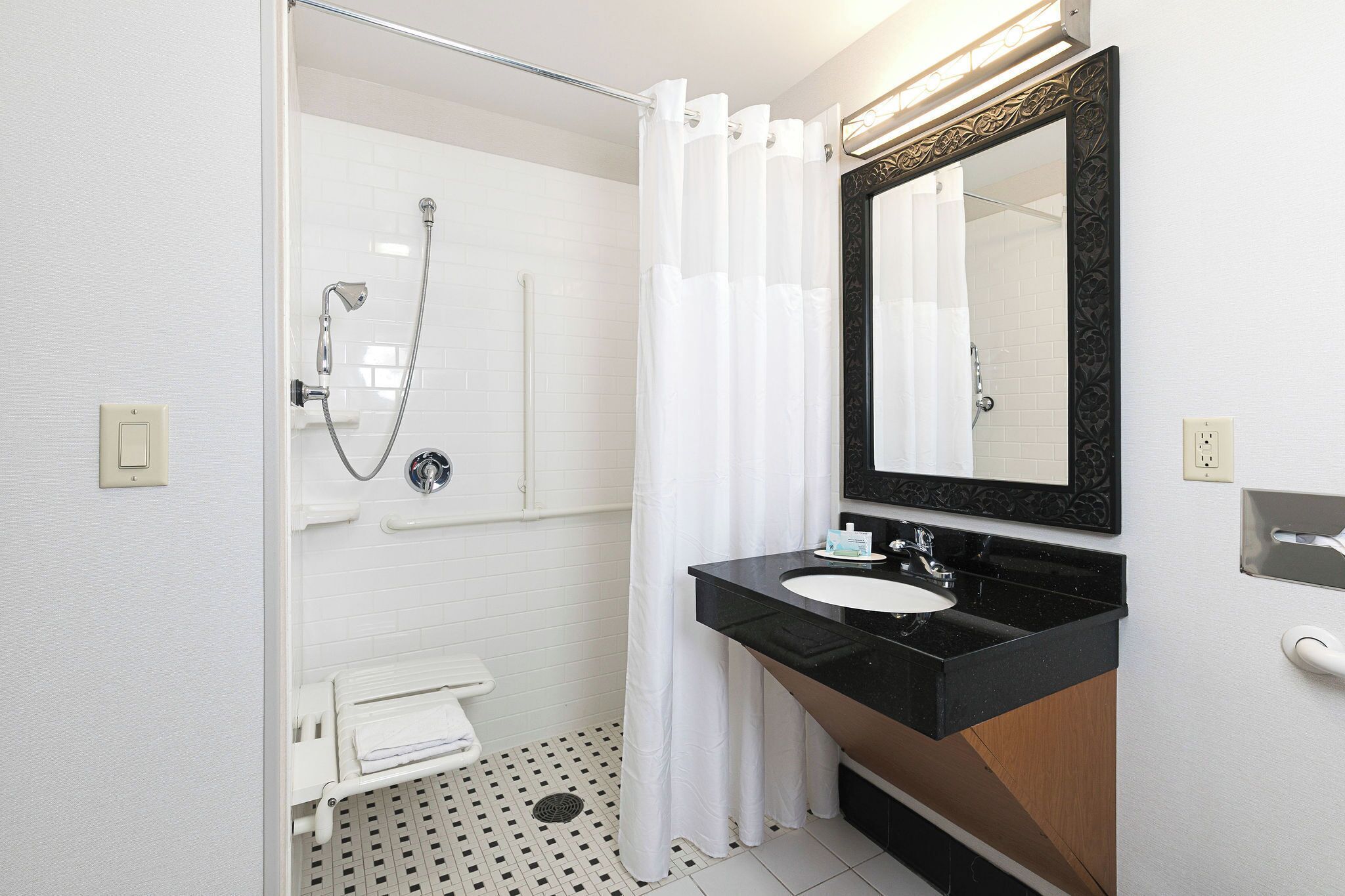 Habitación, 1 cama King size (Mobility/Hearing Access, Roll-In Shwr) | Caja de seguridad en la habitación, muebles diferentes y escritorio 