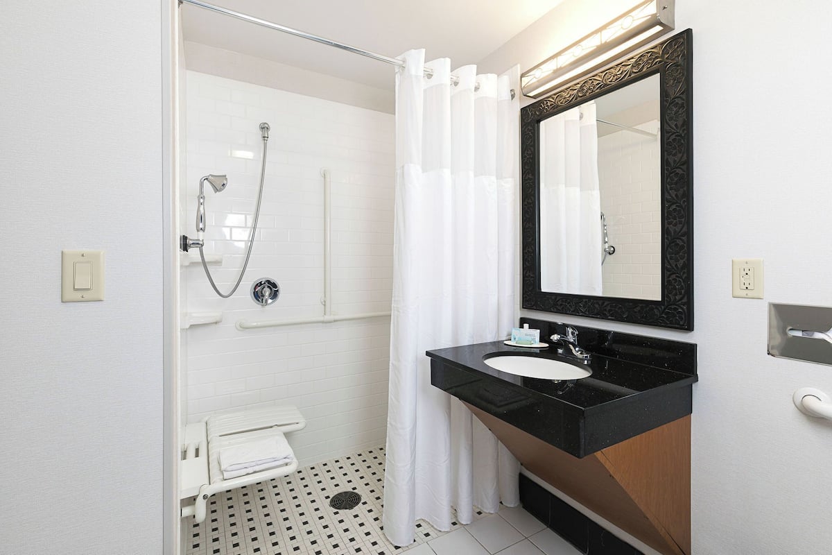 Værelse - 1 kingsize-seng (Mobility/Hearing Access, Roll-In Shwr) | Pengeskab på værelset, individuel indretning, skrivebord