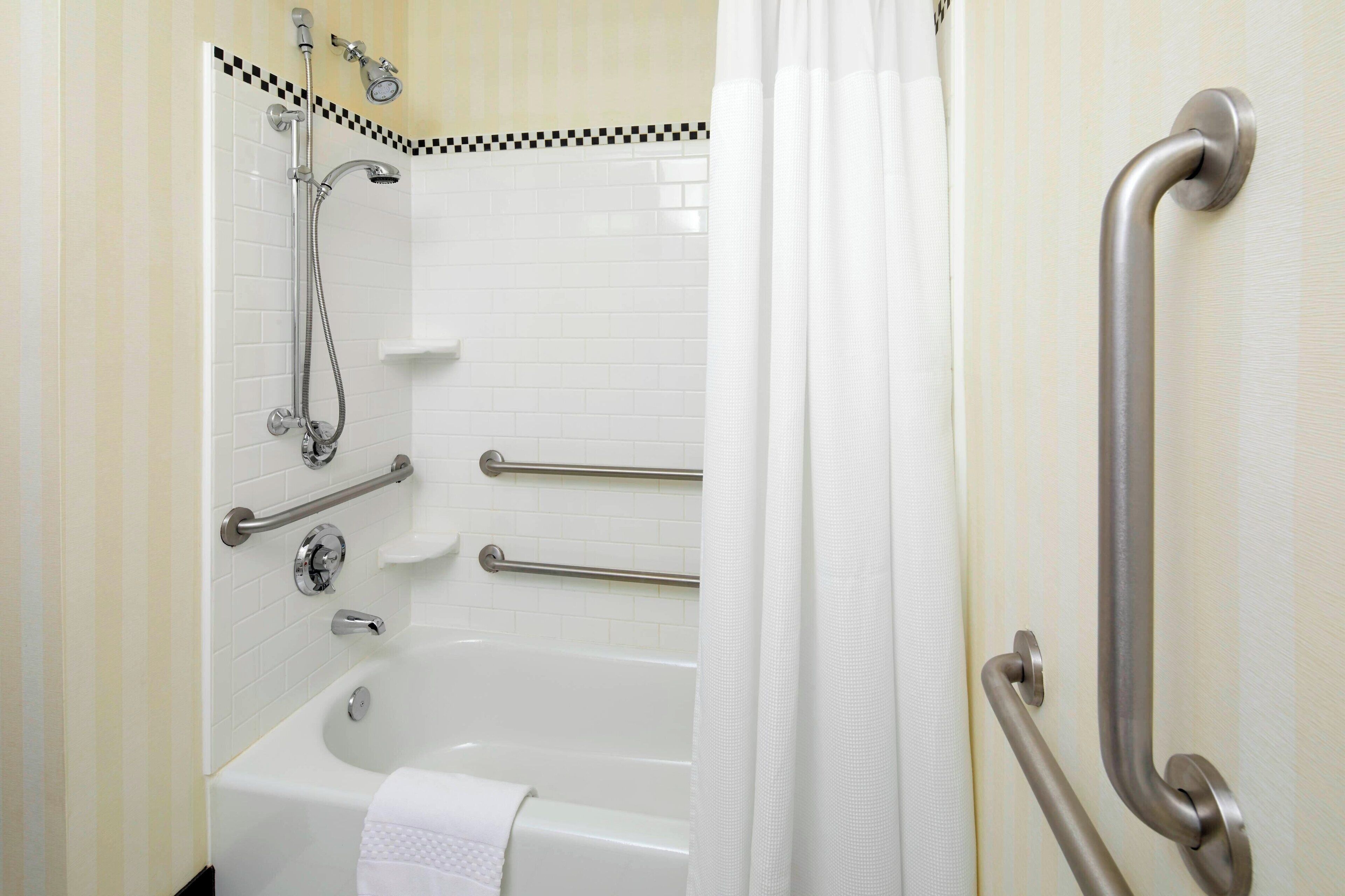 combined shower/bathtub, hair dryer, towels