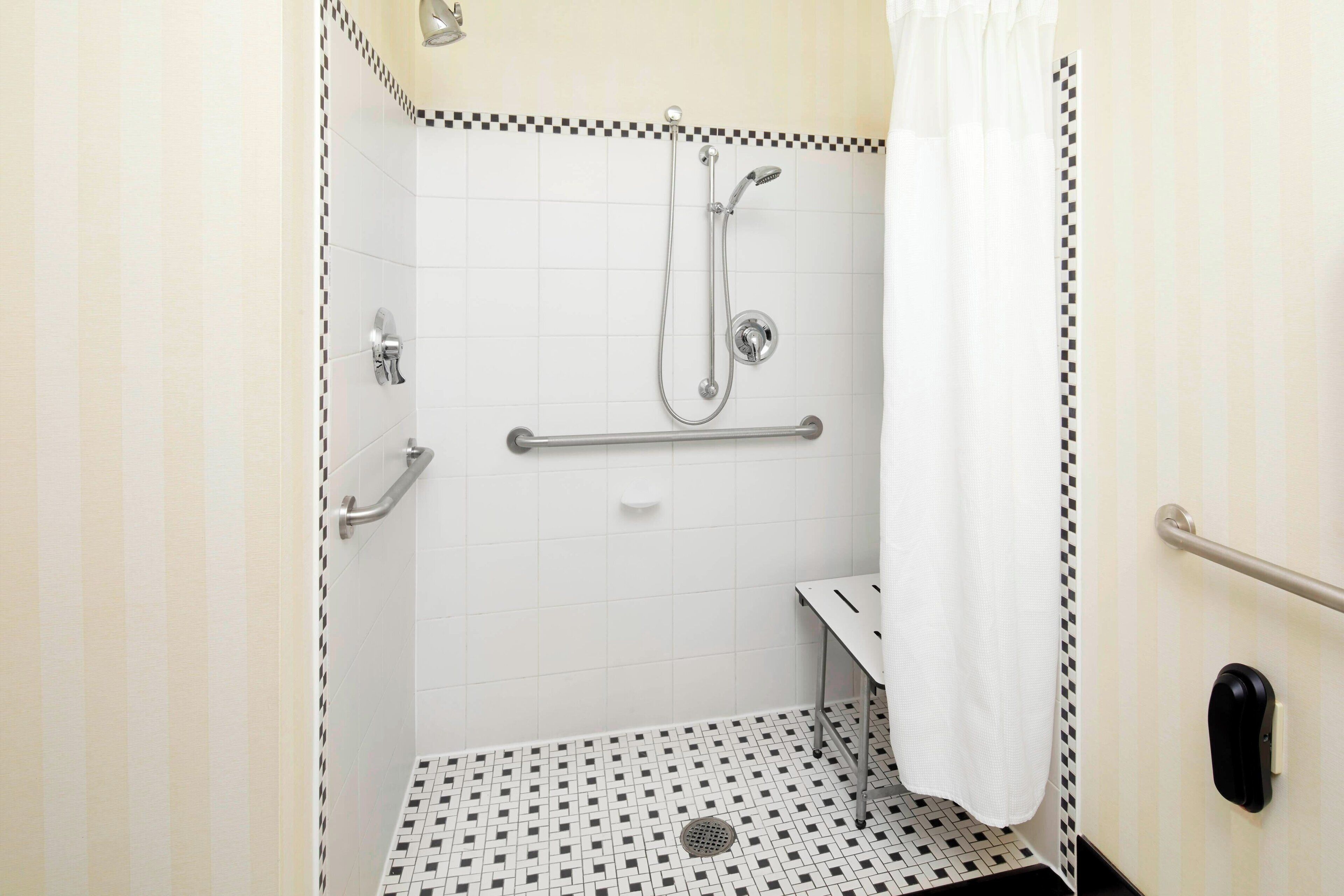 combined shower/bathtub, hair dryer, towels