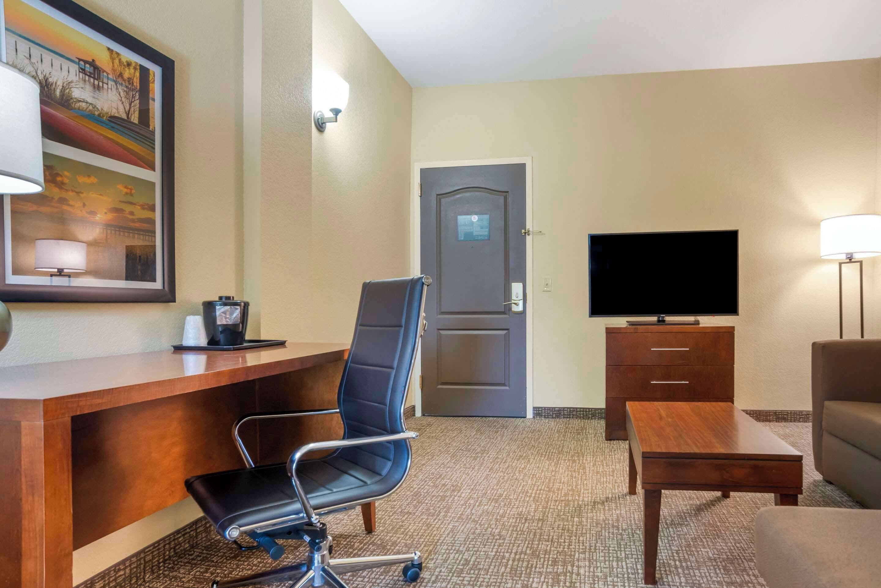 Suite, 1 Tempat Tidur King, Bebas Asap Rokok | Meja kerja, ruang kerja ramah laptop, dan setrika/meja setrika