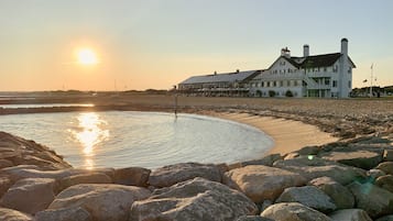 Privatstrand, Liegestühle, Sonnenschirme, Strandtücher