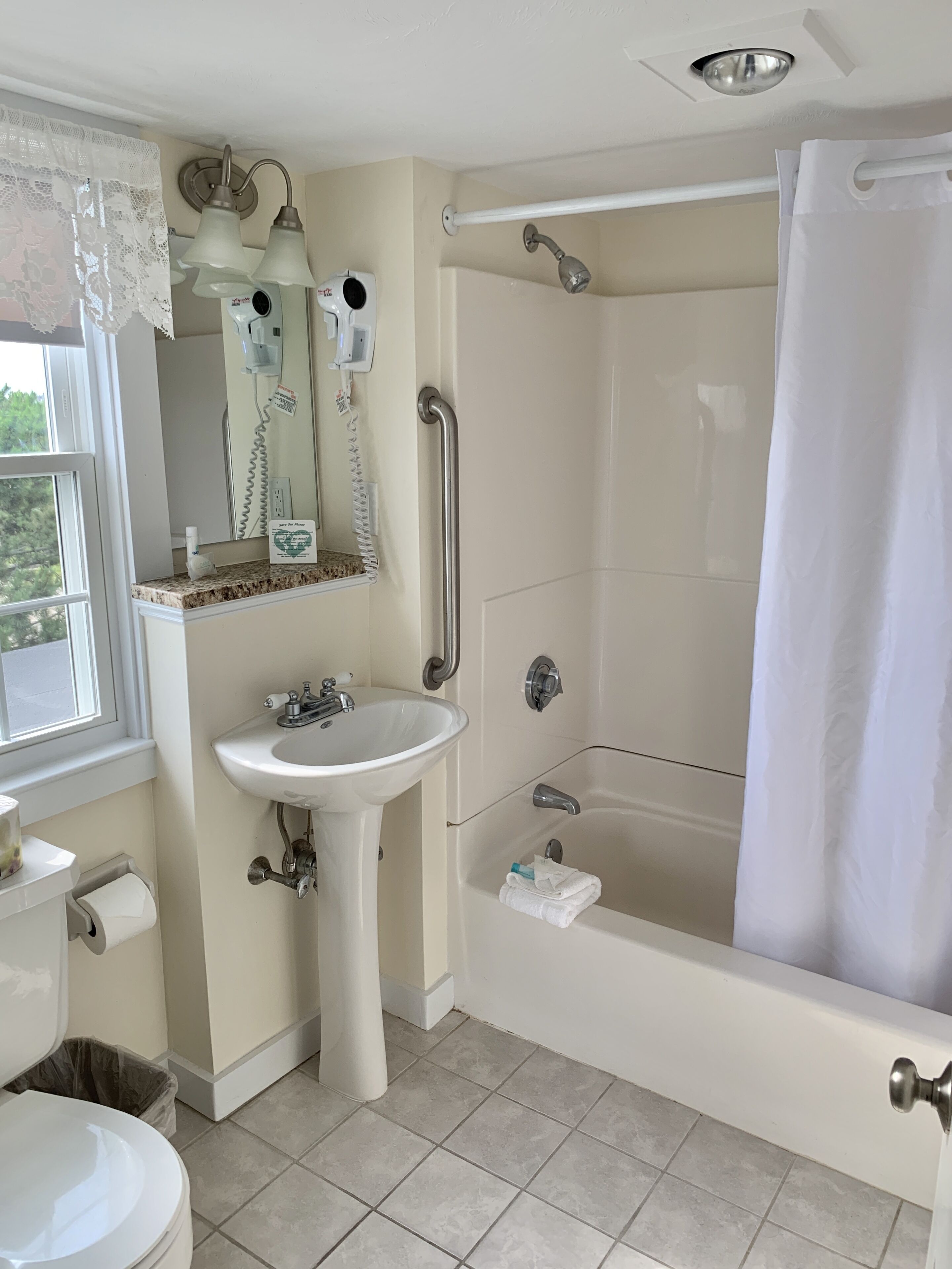 combined shower/bathtub, free toiletries, hair dryer, towels