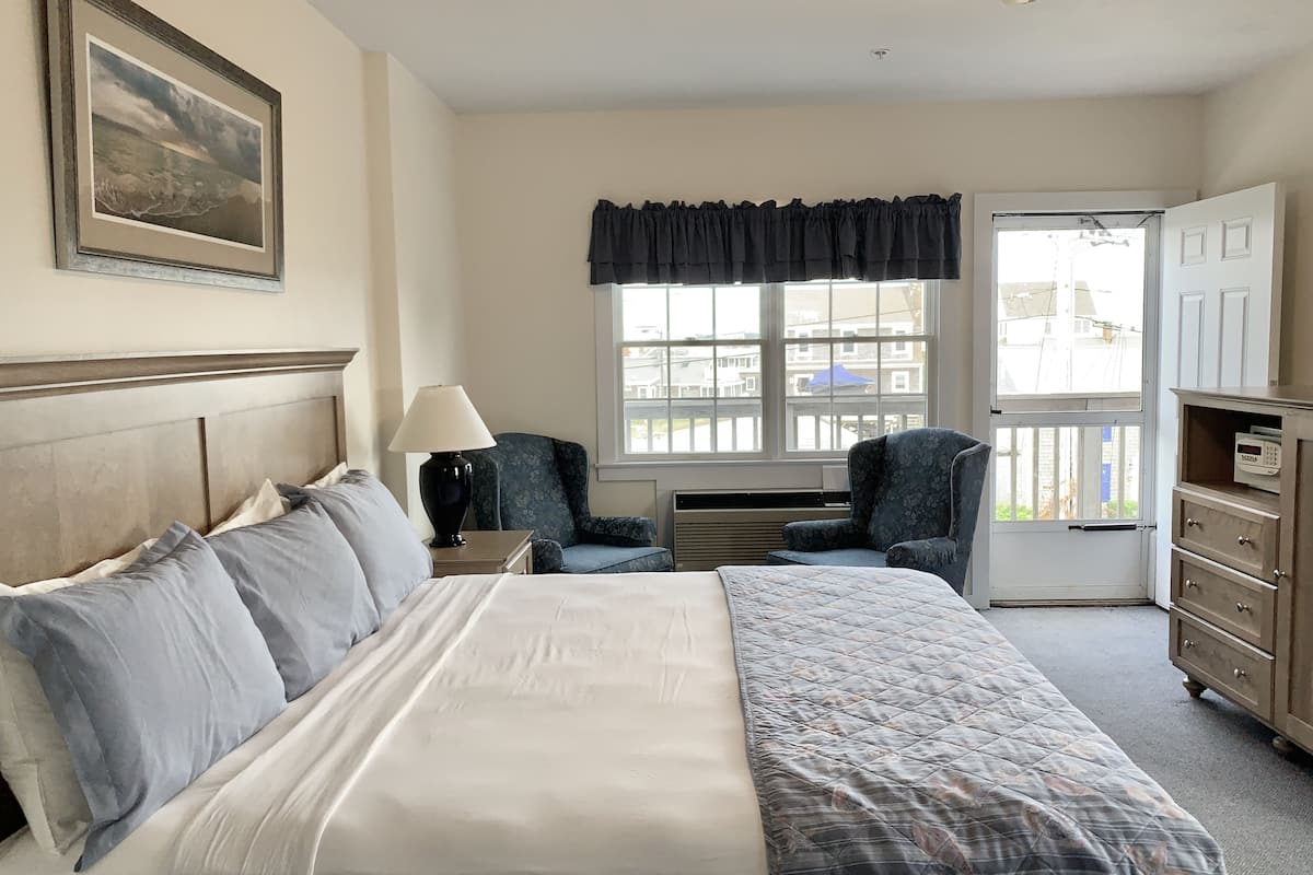 classic room, 1 king bed, non smoking | 1 bedroom, in-room safe, iron/ironing board, free wifi