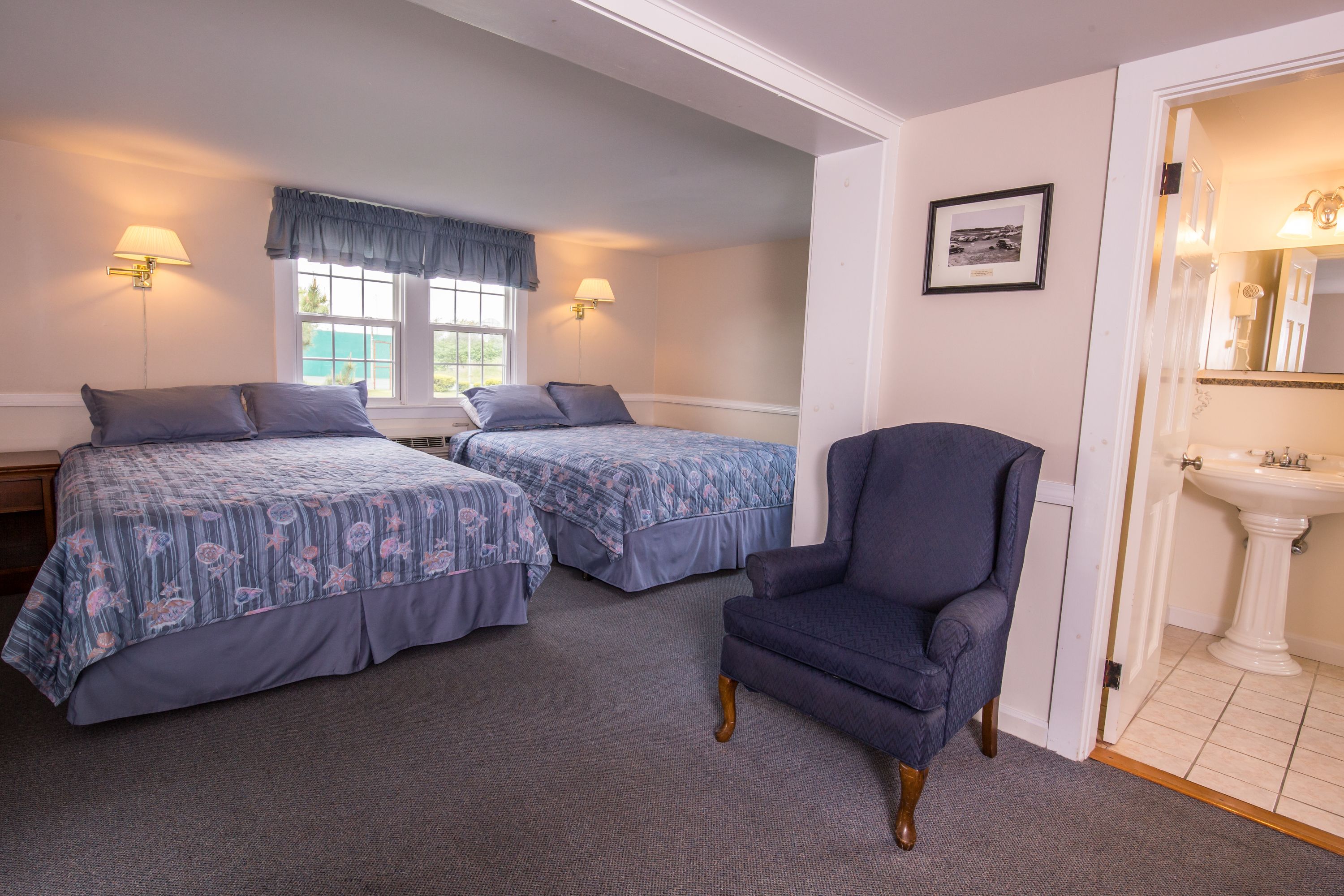 standard room, 1 queen bed and 1 double bed, non smoking | 1 bedroom, in-room safe, iron/ironing board, free wifi