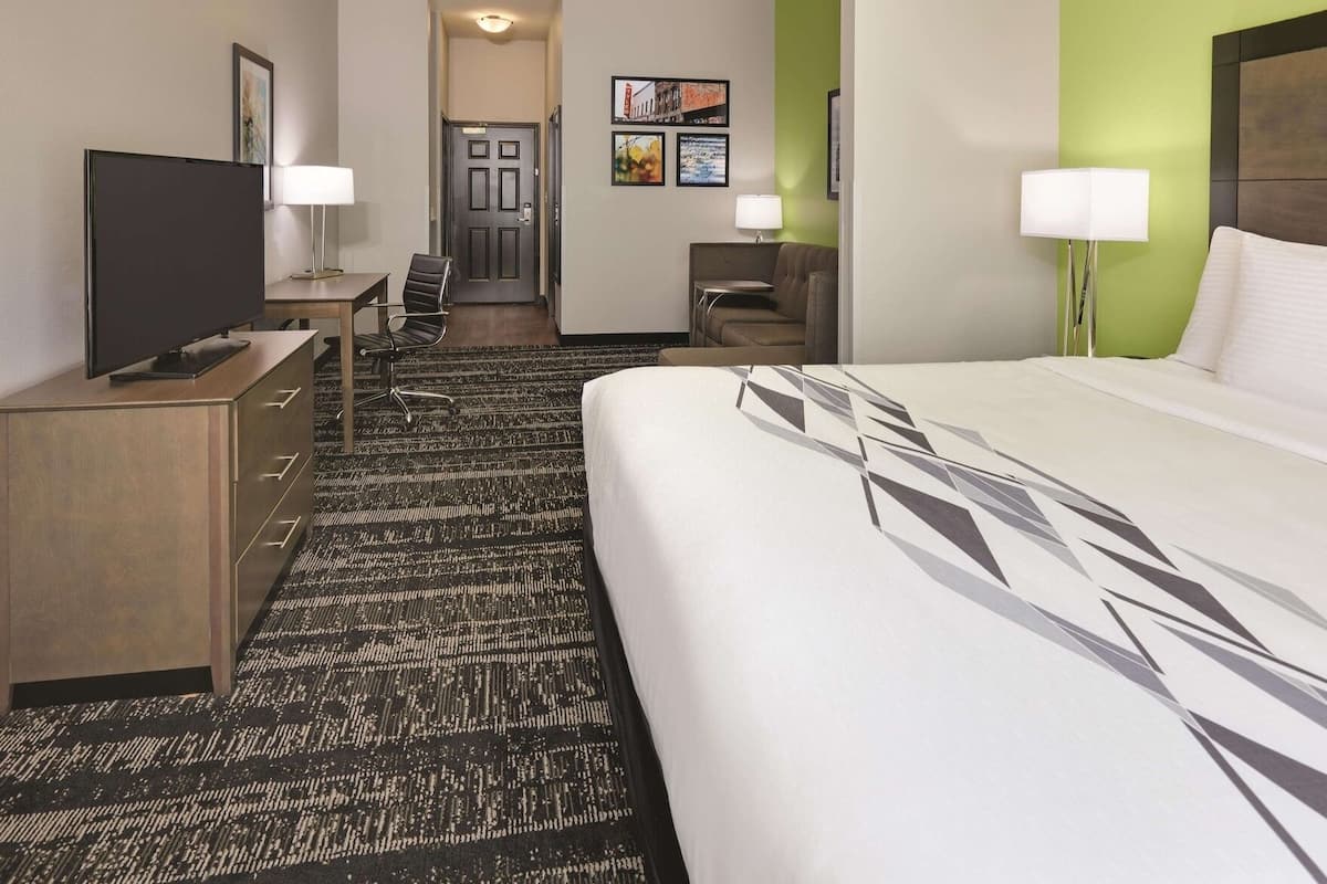 Premium bedding, desk, iron/ironing board, free WiFi