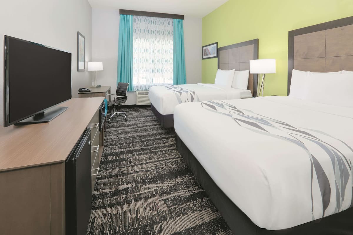 Room, 2 Katil Ratu (Queen), Non Smoking | Peralatan tempat tidur premium, meja, seterika/papan seterika