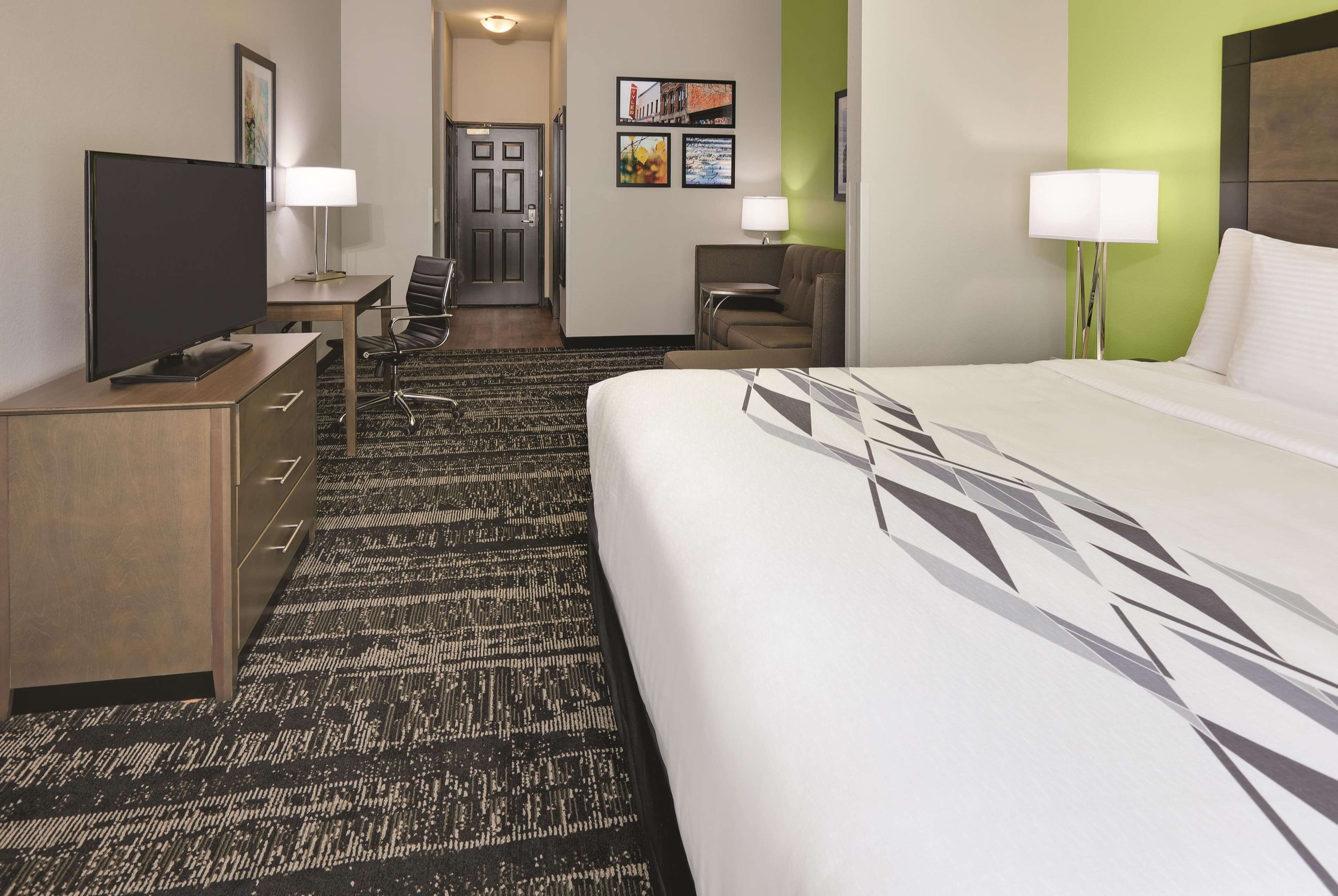 Premium bedding, desk, iron/ironing board, free WiFi