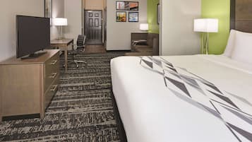 Premium bedding, desk, iron/ironing board, free WiFi