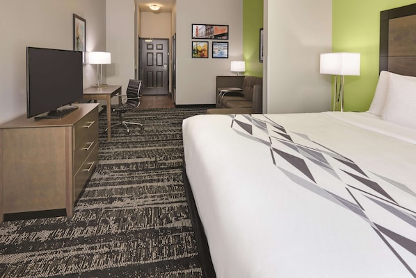 Premium bedding, desk, iron/ironing board, free WiFi