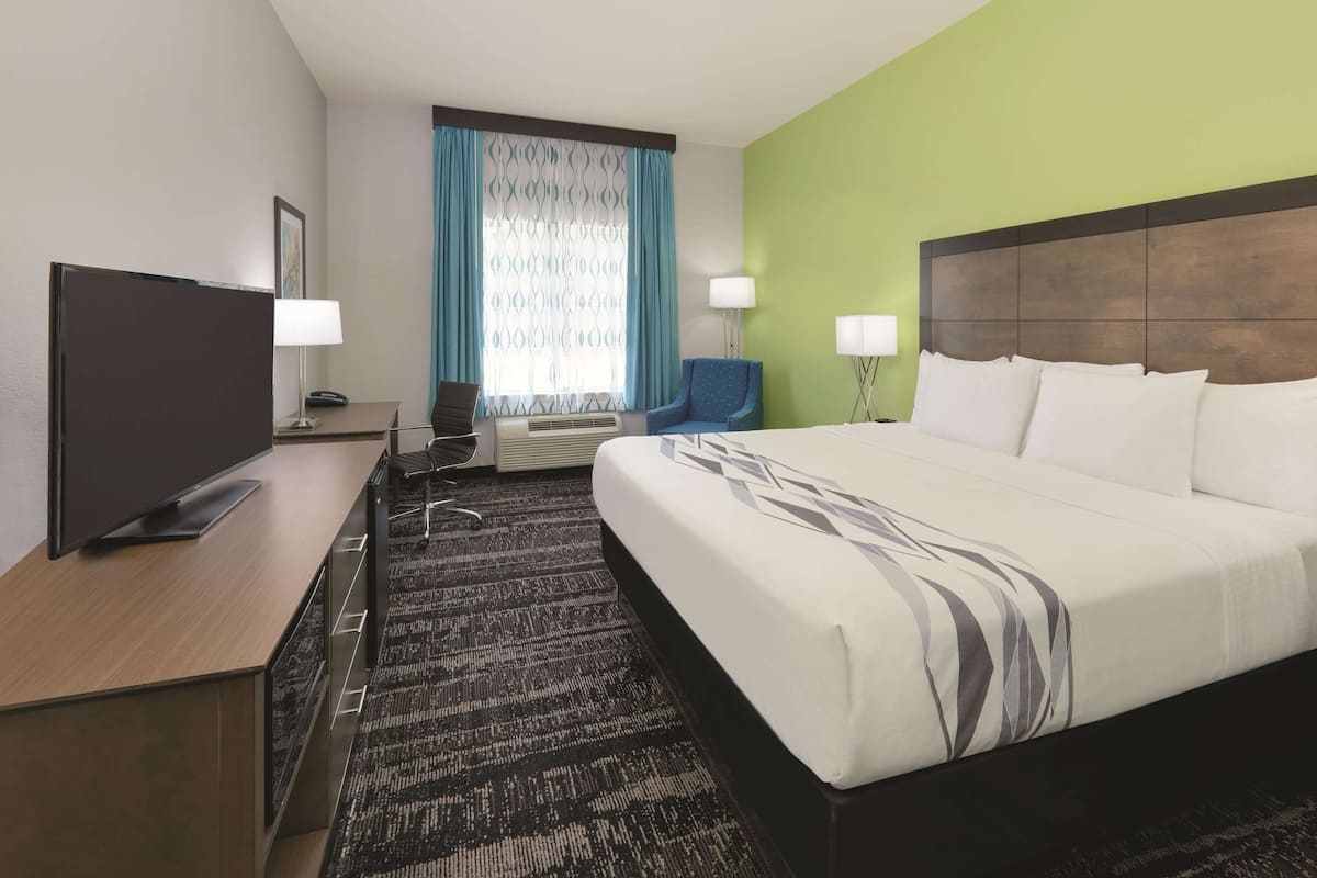 Room, 1 Katil Raja (King), Non Smoking | Peralatan tempat tidur premium, meja, seterika/papan seterika