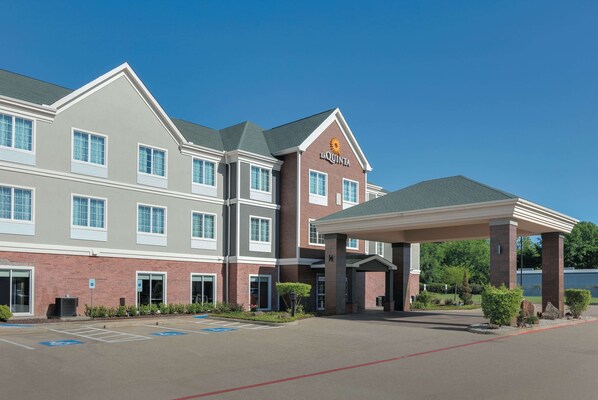 A multi-story hotel with a covered entrance and a parking lot. - La Quinta Inn & Suites by Wyndham Tyler South (Tyler)