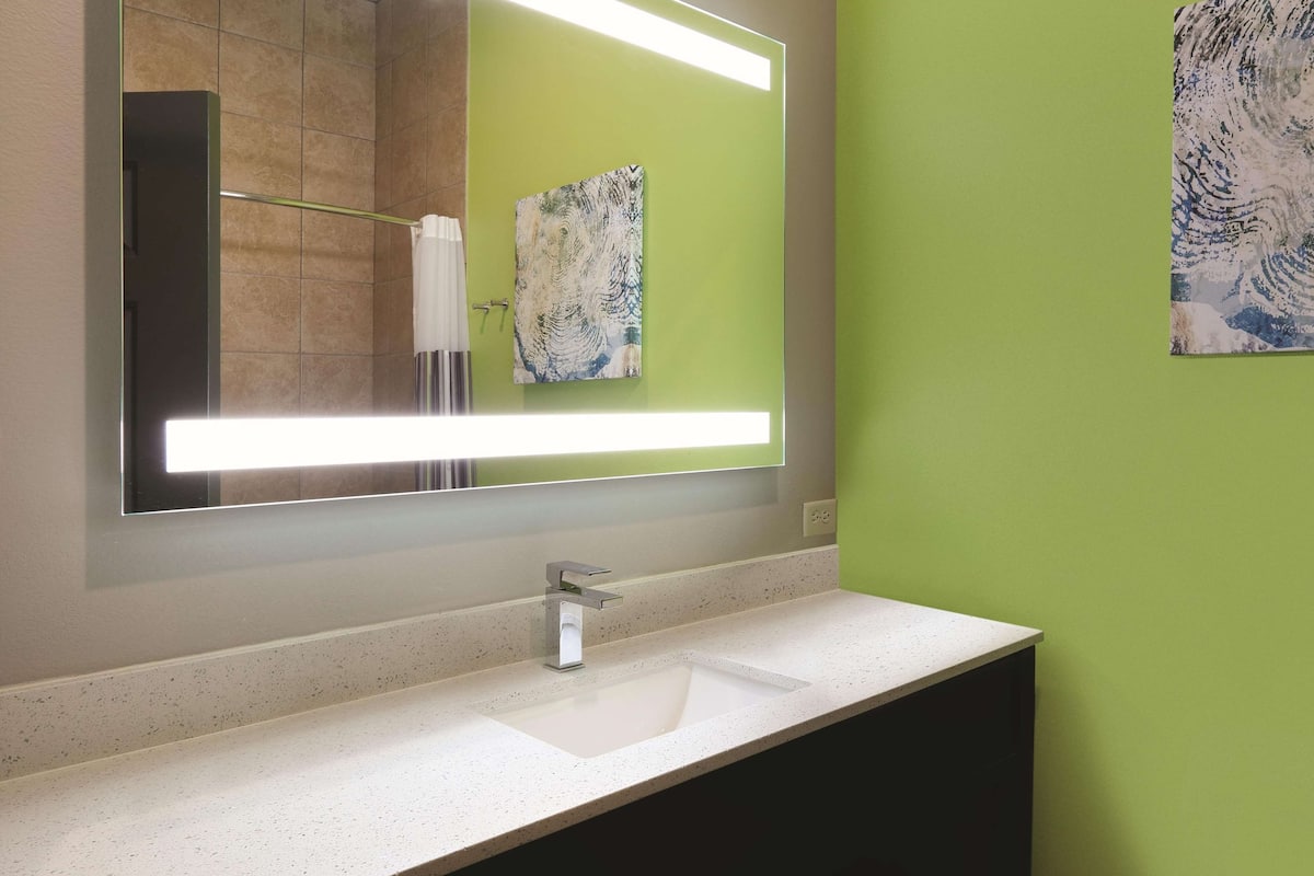 combined shower/bathtub, free toiletries, hair dryer, towels