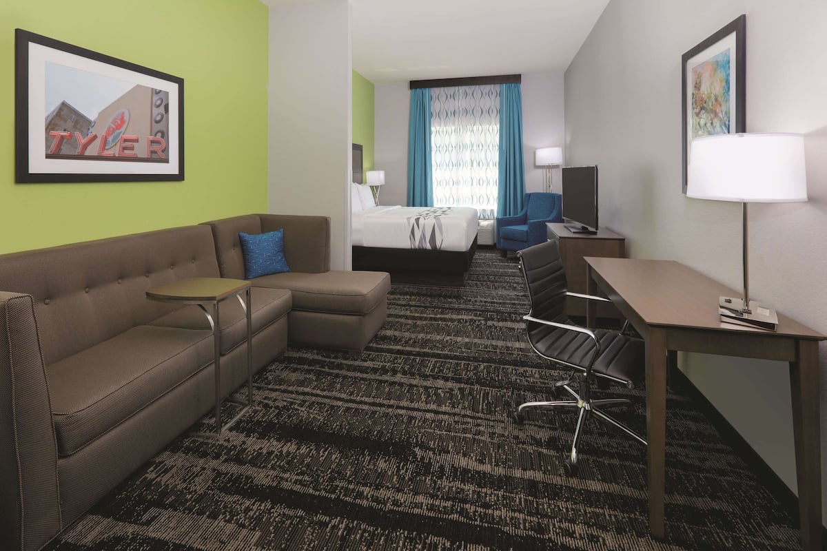 Suite, 1 Katil Raja (King), Non Smoking | Peralatan tempat tidur premium, meja, seterika/papan seterika