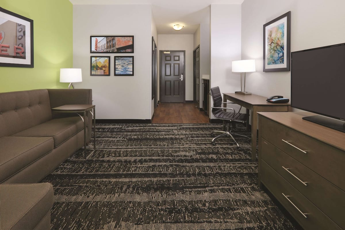 Suite, 1 Katil Raja (King), Accessible, Non Smoking (Mobility/Hearing, Tub w/Grab Bars) | Peralatan tempat tidur premium, meja, seterika/papan seterika