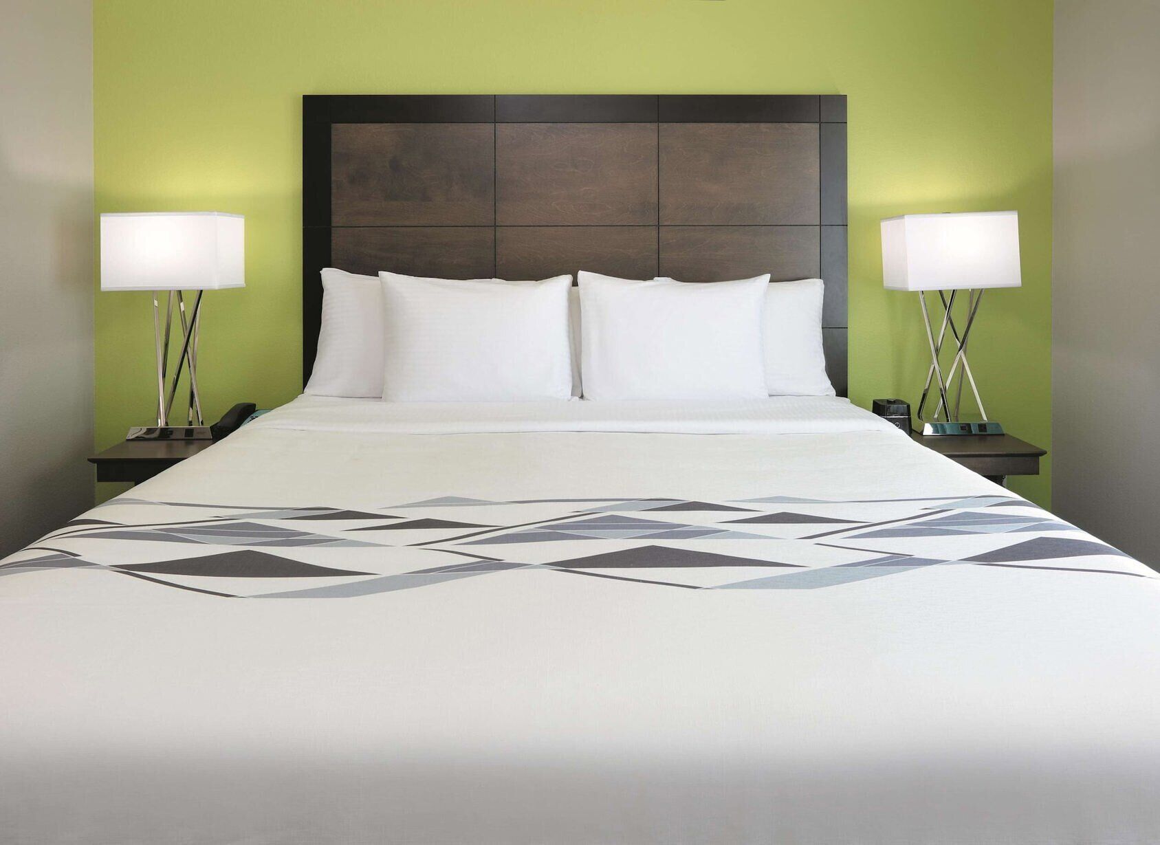 Premium bedding, desk, iron/ironing board, free WiFi