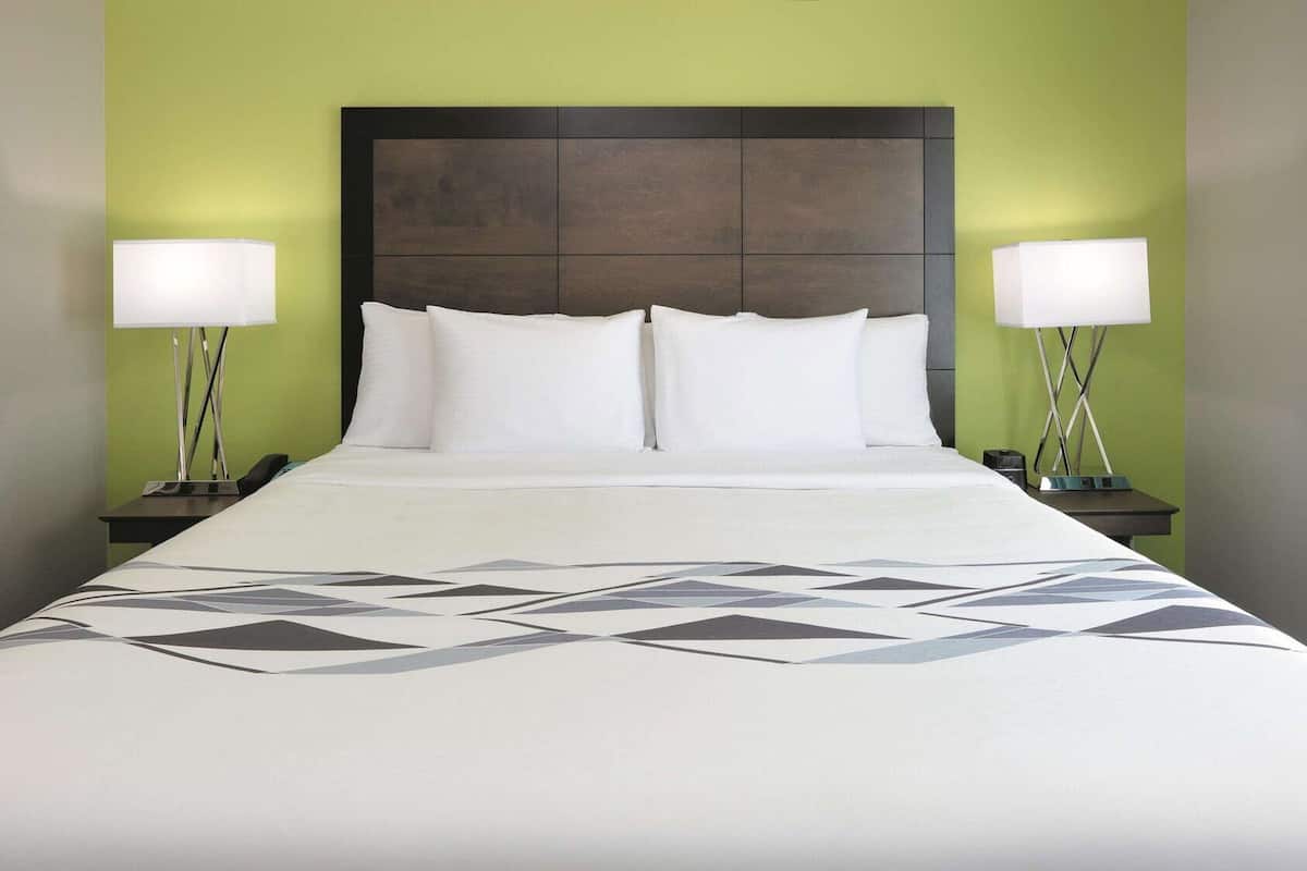 Premium bedding, desk, iron/ironing board, free WiFi