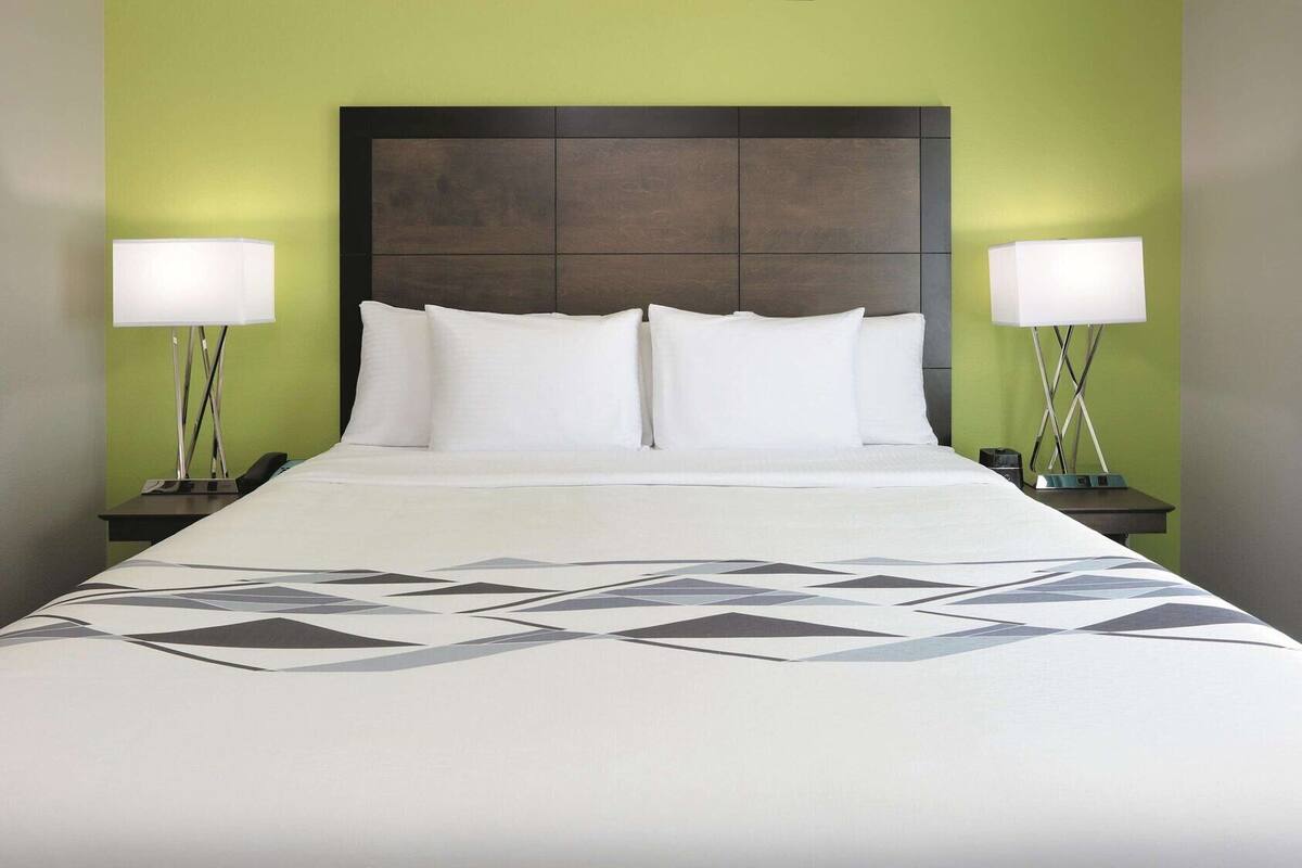 Premium bedding, desk, iron/ironing board, free WiFi