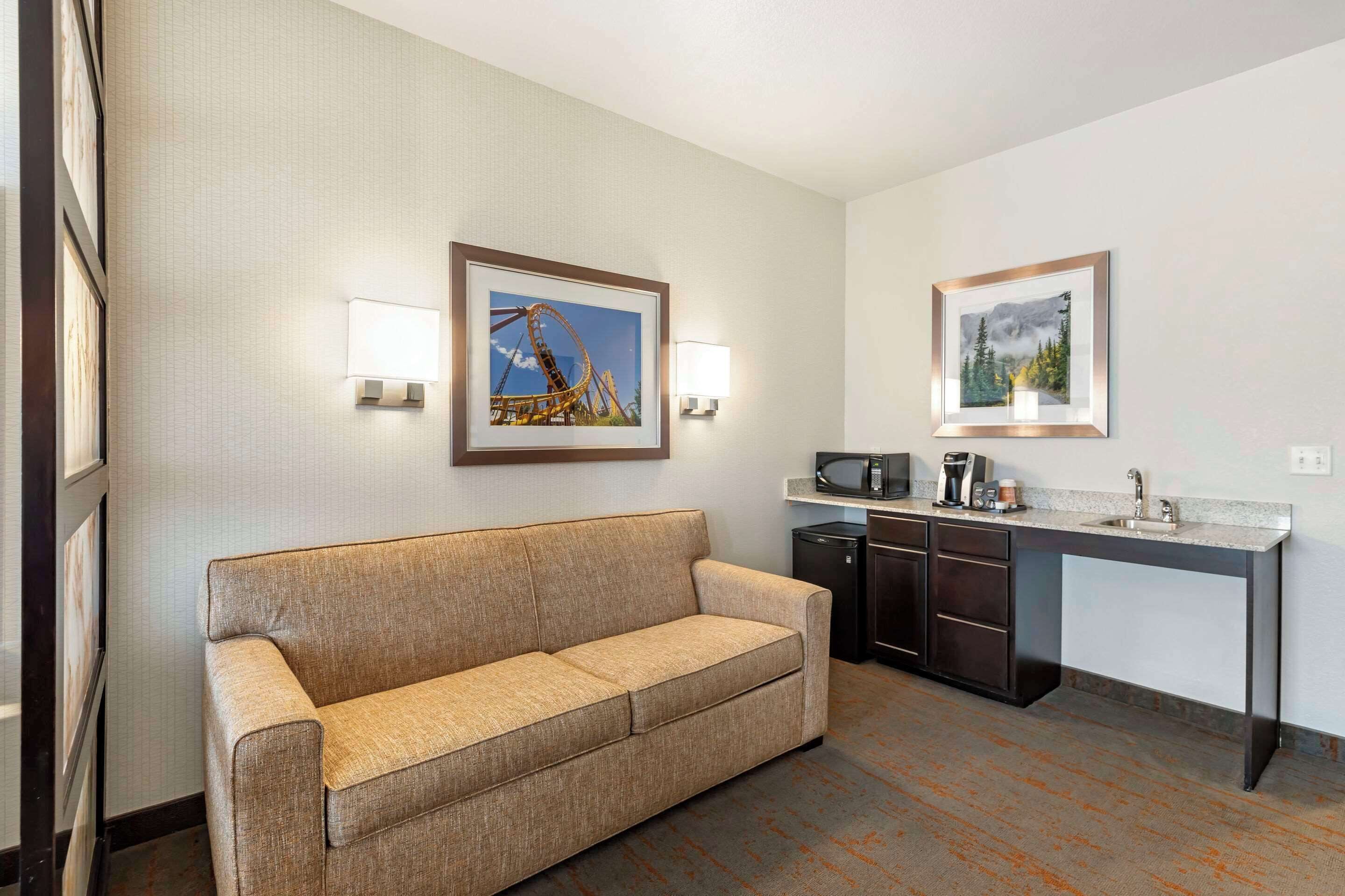 suite, 1 king bed with sofa bed, accessible, non smoking | private kitchen | fridge, microwave, coffee/tea maker