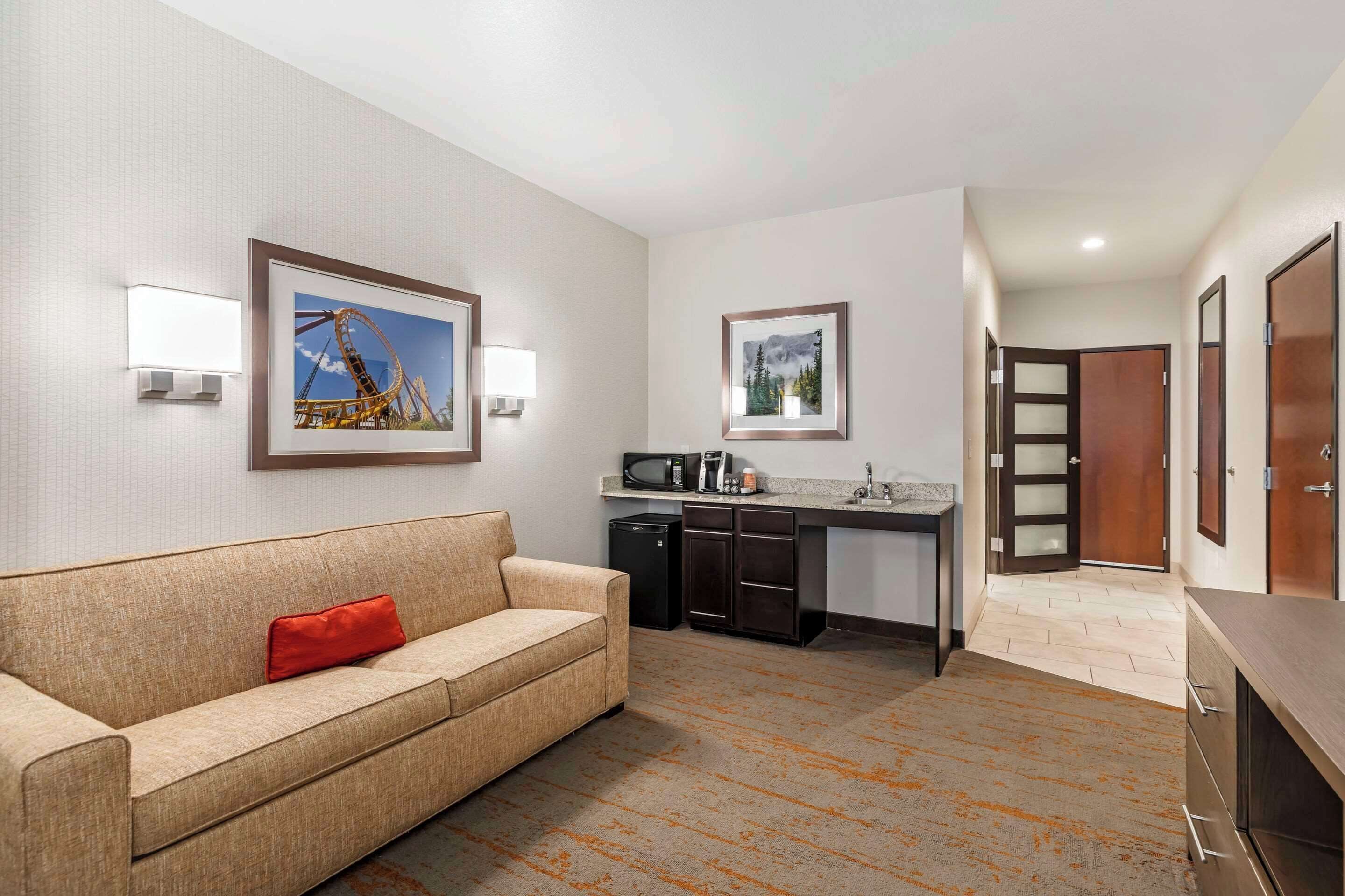 fridge, microwave, coffee/tea maker