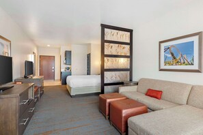 Desk, blackout drapes, iron/ironing board, free WiFi - Comfort Inn & Suites Brighton Denver NE Medical Center (Brighton)