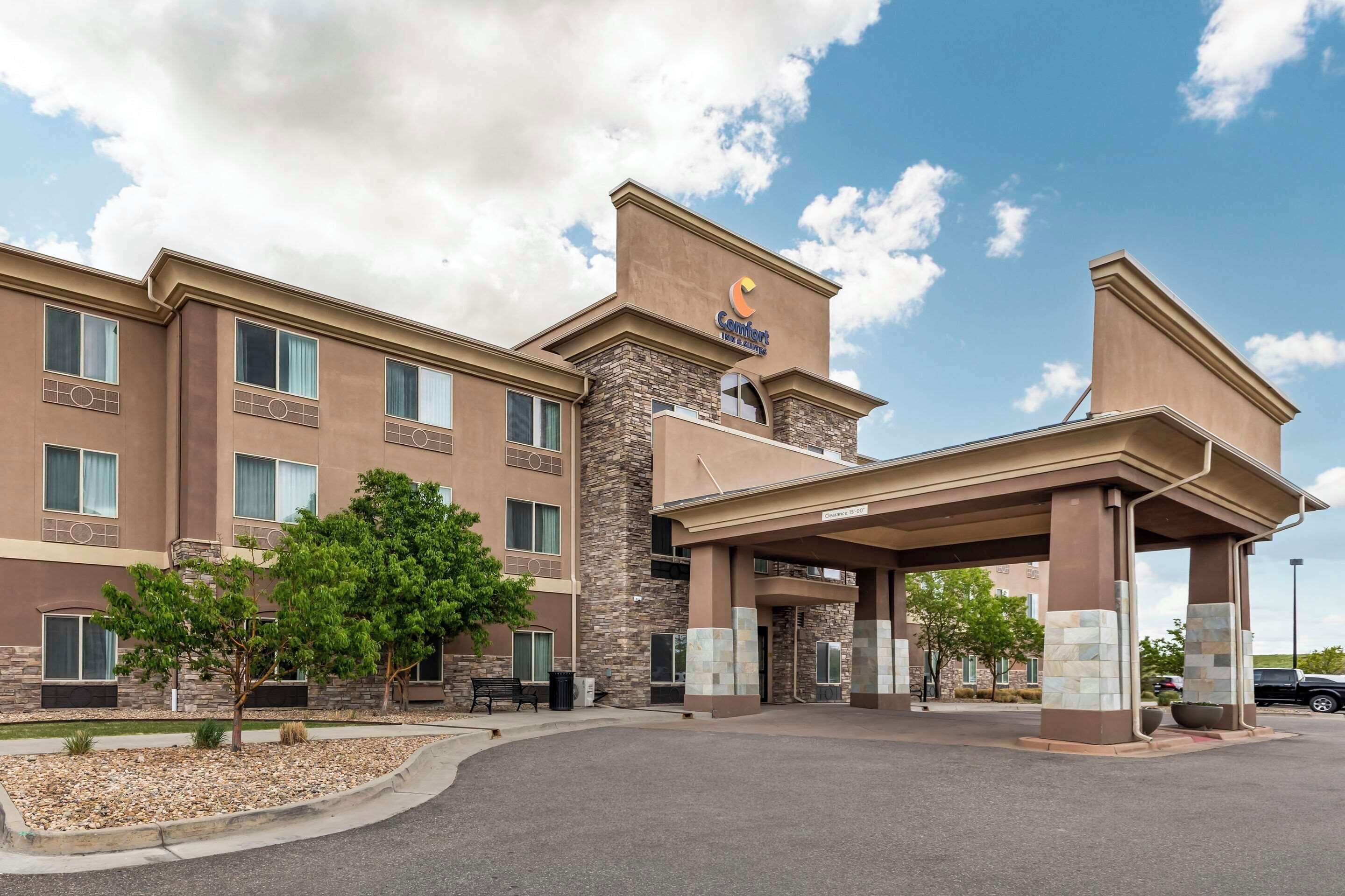 Un hôtel Comfort Inn doté d’une façade en pierre, de nombreuses fenêtres et d’un espace d’entrée abrité.