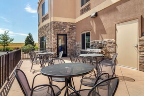 BBQ/picnic area - Comfort Inn & Suites Brighton Denver NE Medical Center (Brighton)