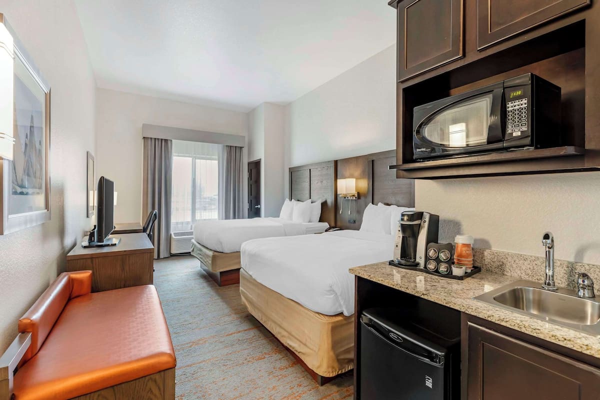 fridge, microwave, coffee/tea maker