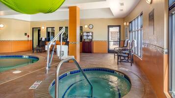 Innendørsbasseng og solsenger