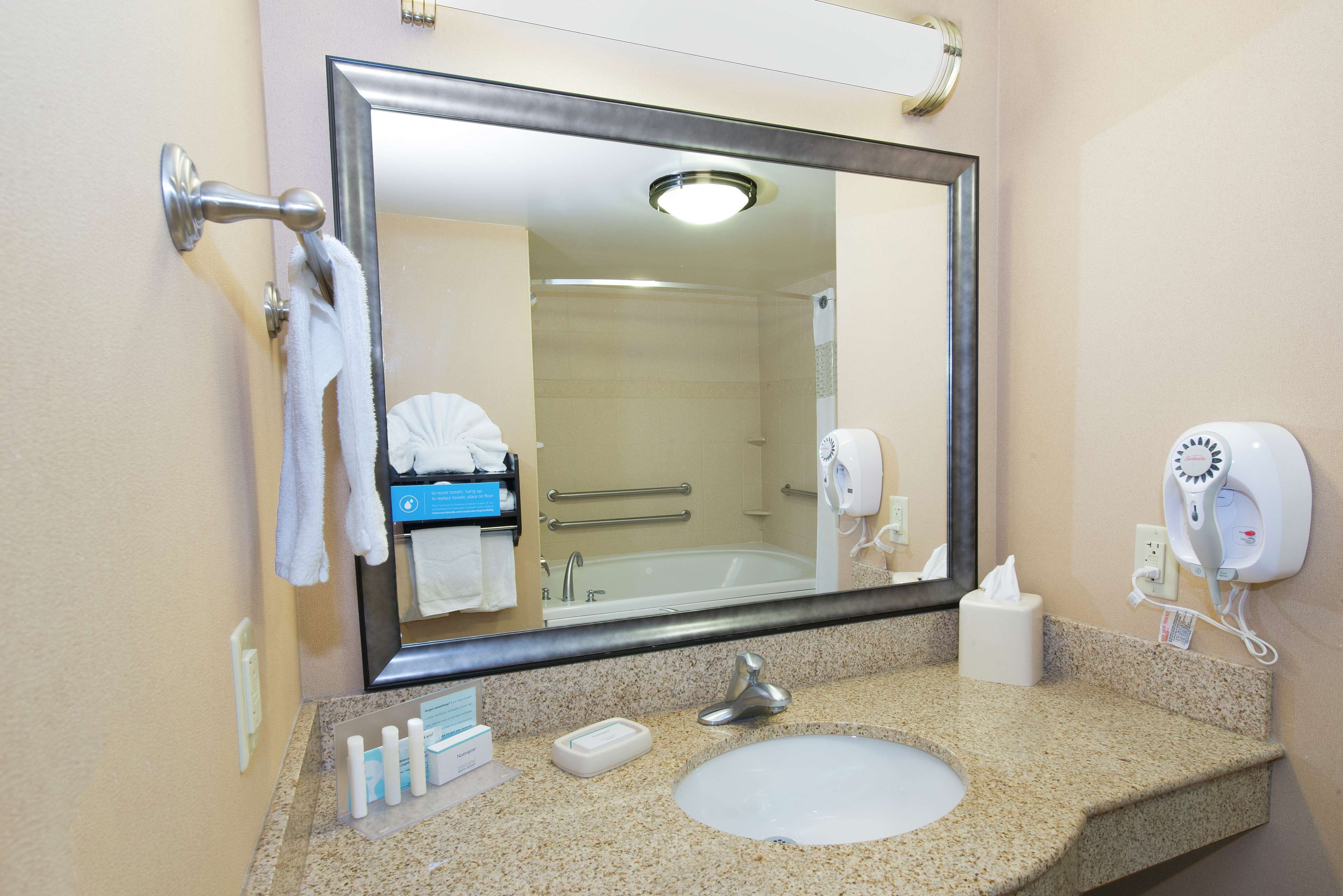 combined shower/bathtub, hydromassage showerhead, free toiletries