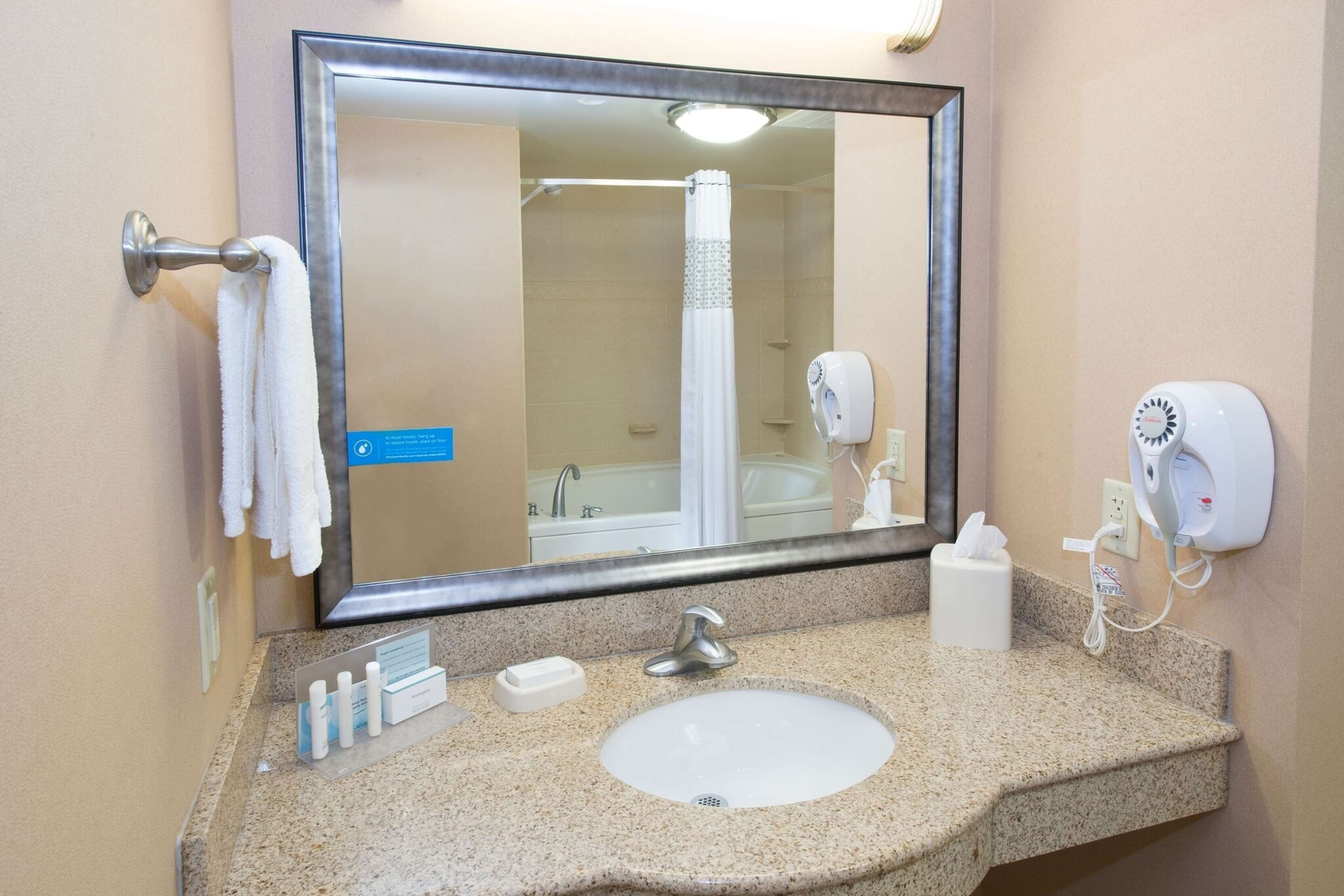 suite, 1 king bed, non smoking | bathroom | combined shower/bathtub, hydromassage showerhead, free toiletries